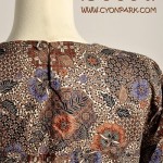 butik baju batik koleksi terbaru, batik fashion, atasan batik baju kerja blouse batik satine Ainie coklat belakang