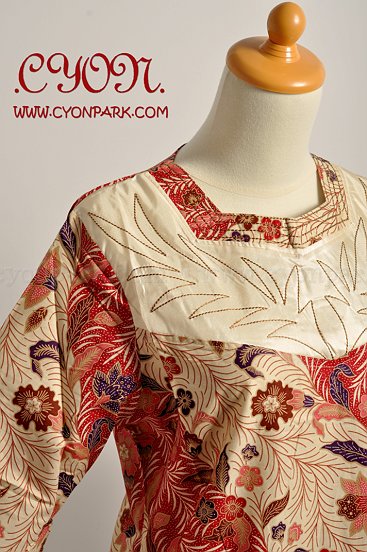 butik baju batik koleksi terbaru, batik fashion, atasan batik baju kerja blouse batik satine Ainie cream merah detail