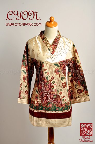 butik baju batik koleksi terbaru, batik fashion, atasan batik baju kerja blouse batik satine kerah V cream