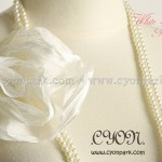 kalung mutiara dengan mawar putih,pearl necklace with white rose detail